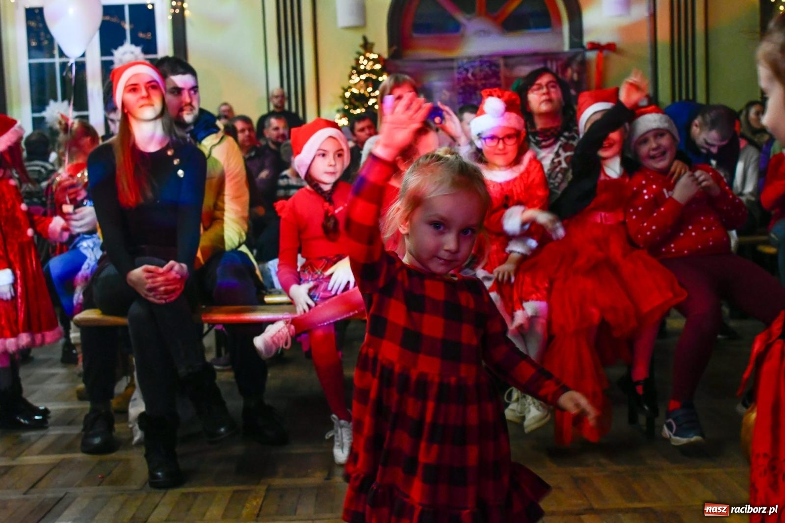 Zdjęcie w galerii na portalu naszraciborz.pl: Jak w wielkiej rodzinie. Borucin zaprosił mieszkańców gminy na spotkanie ze św. Mikołajem [FOTO i WIDEO] wiadomości z regionu