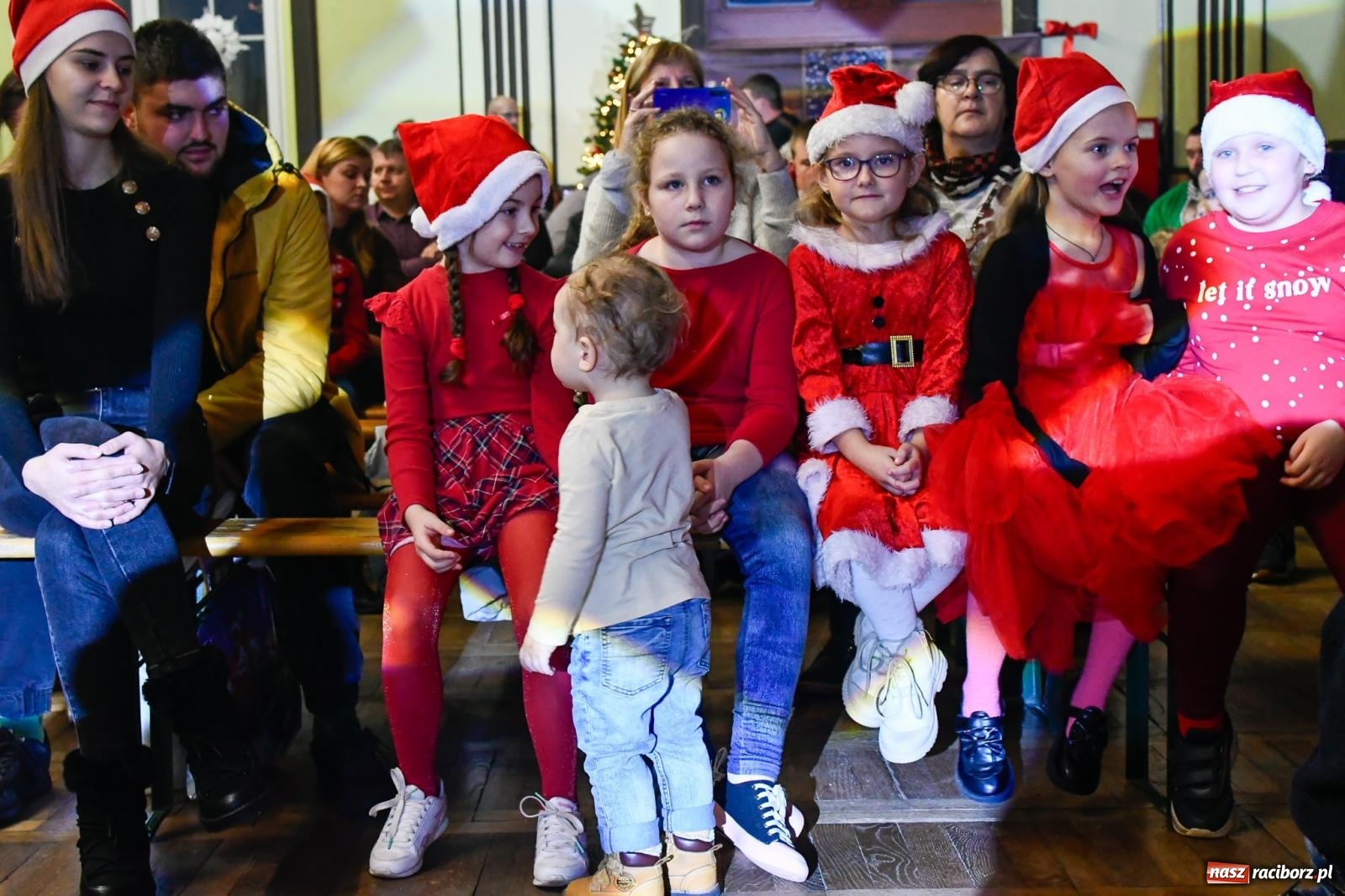 Zdjęcie w galerii na portalu naszraciborz.pl: Jak w wielkiej rodzinie. Borucin zaprosił mieszkańców gminy na spotkanie ze św. Mikołajem [FOTO i WIDEO] wiadomości z regionu