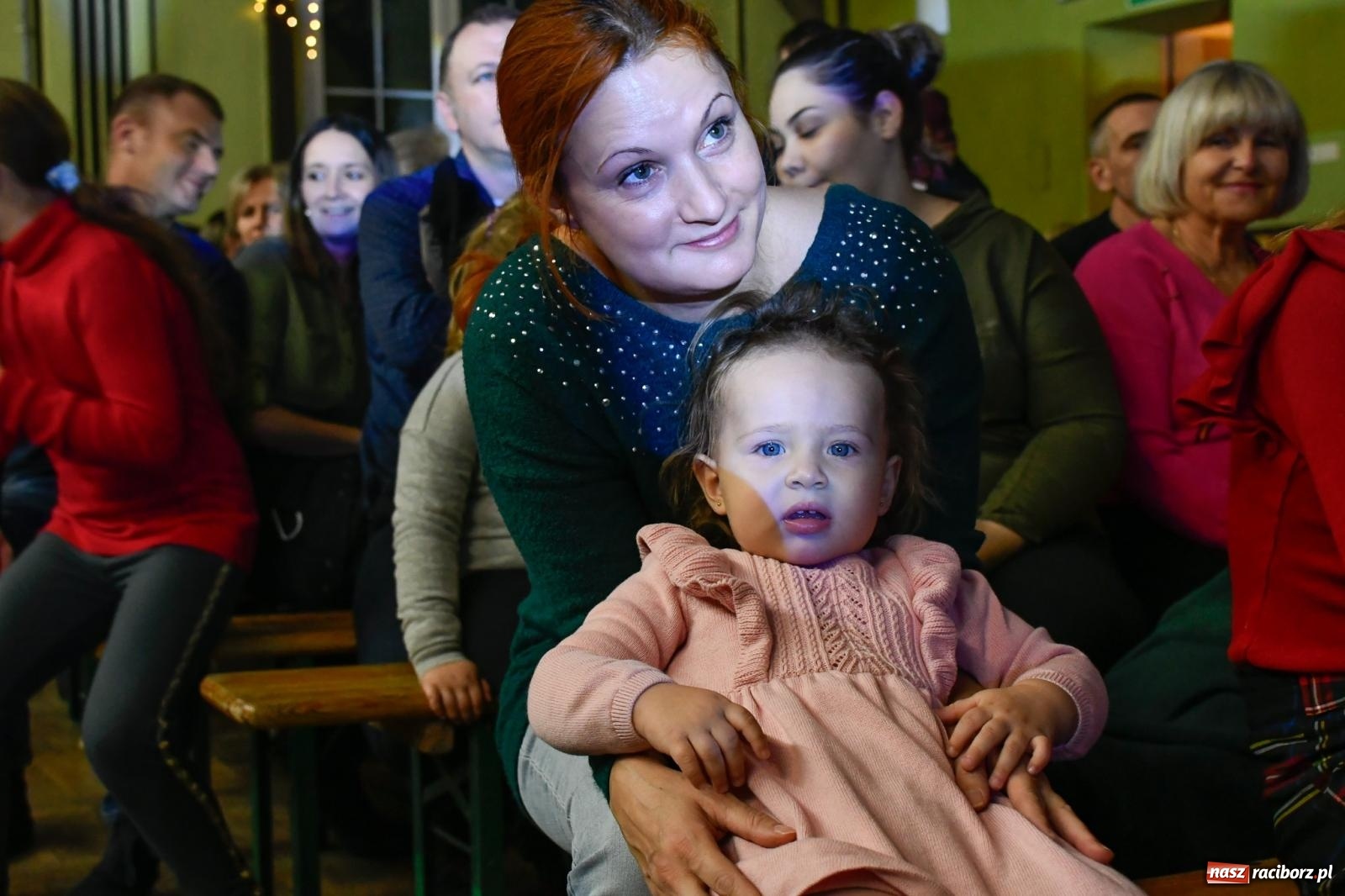 Zdjęcie w galerii na portalu naszraciborz.pl: Jak w wielkiej rodzinie. Borucin zaprosił mieszkańców gminy na spotkanie ze św. Mikołajem [FOTO i WIDEO] wiadomości z regionu