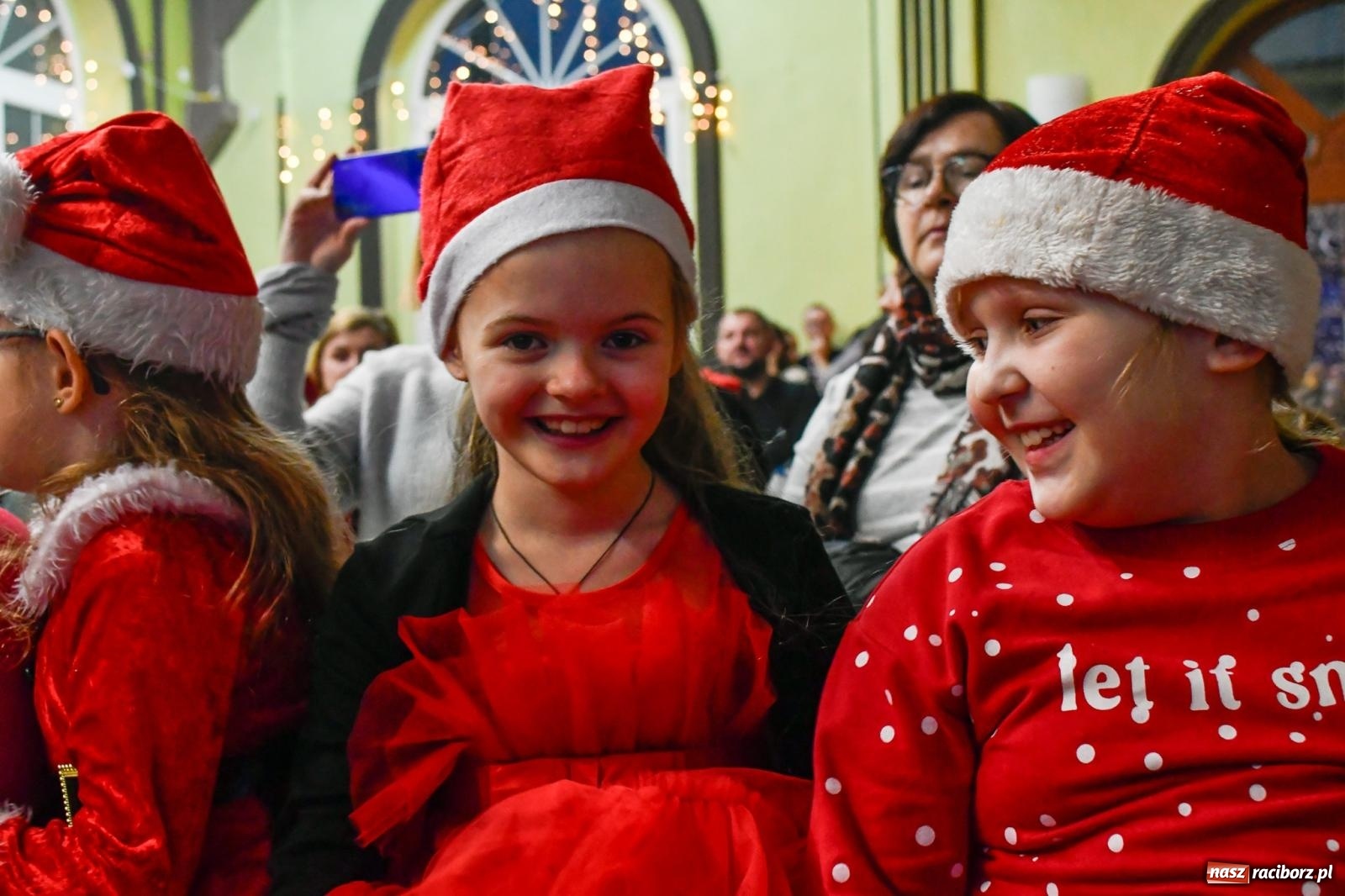 Zdjęcie w galerii na portalu naszraciborz.pl: Jak w wielkiej rodzinie. Borucin zaprosił mieszkańców gminy na spotkanie ze św. Mikołajem [FOTO i WIDEO] wiadomości z regionu