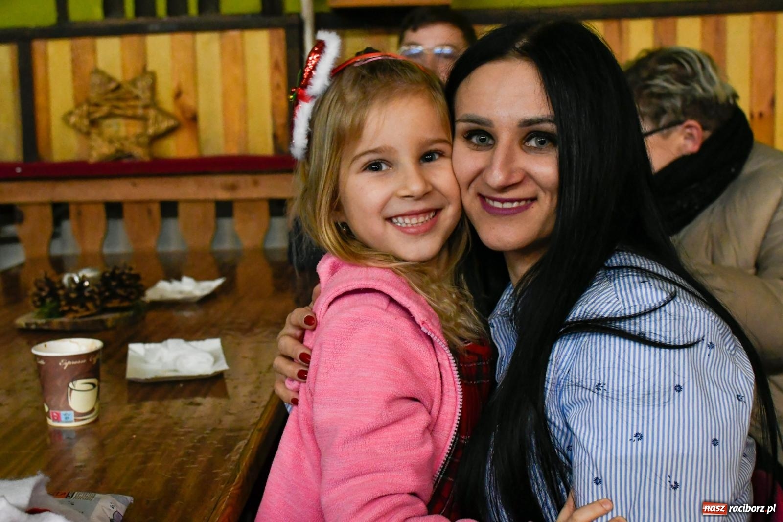 Zdjęcie w galerii na portalu naszraciborz.pl: Jak w wielkiej rodzinie. Borucin zaprosił mieszkańców gminy na spotkanie ze św. Mikołajem [FOTO i WIDEO] wiadomości z regionu