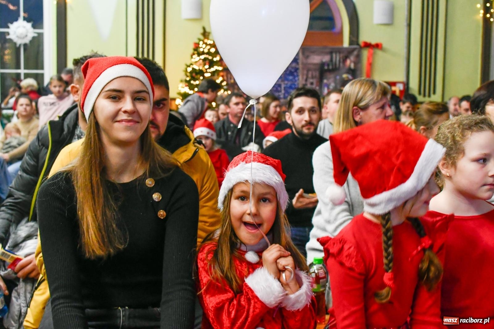 Zdjęcie w galerii na portalu naszraciborz.pl: Jak w wielkiej rodzinie. Borucin zaprosił mieszkańców gminy na spotkanie ze św. Mikołajem [FOTO i WIDEO] wiadomości z regionu