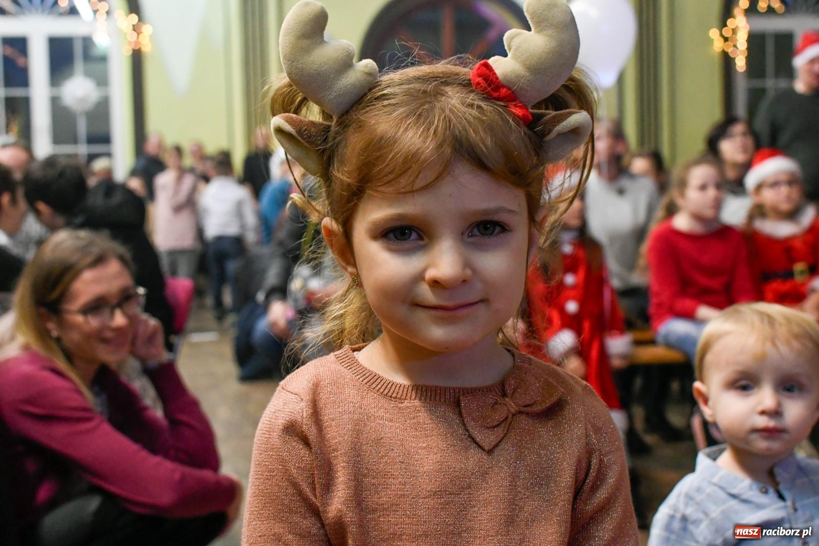 Zdjęcie w galerii na portalu naszraciborz.pl: Jak w wielkiej rodzinie. Borucin zaprosił mieszkańców gminy na spotkanie ze św. Mikołajem [FOTO i WIDEO] wiadomości z regionu