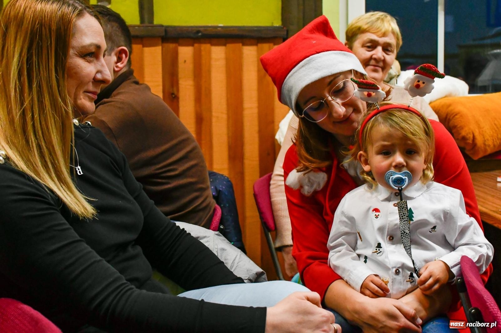 Zdjęcie w galerii na portalu naszraciborz.pl: Jak w wielkiej rodzinie. Borucin zaprosił mieszkańców gminy na spotkanie ze św. Mikołajem [FOTO i WIDEO] wiadomości z regionu