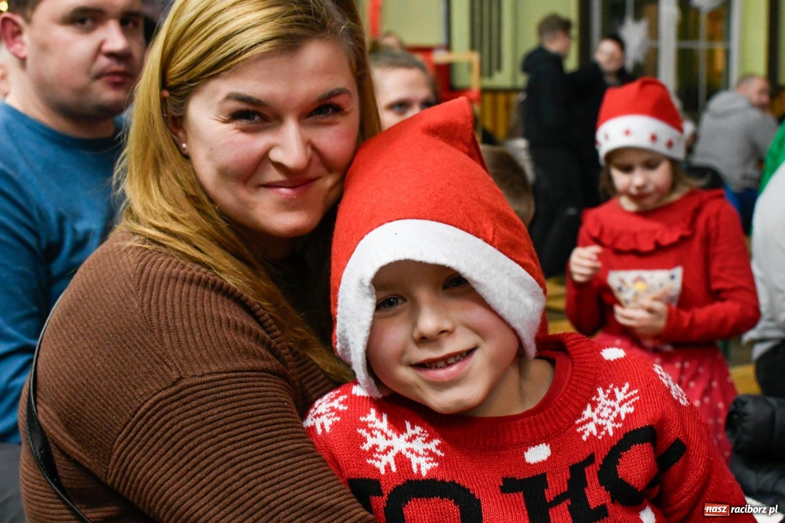 Zdjęcie w galerii na portalu naszraciborz.pl: Jak w wielkiej rodzinie. Borucin zaprosił mieszkańców gminy na spotkanie ze św. Mikołajem [FOTO i WIDEO] wiadomości z regionu