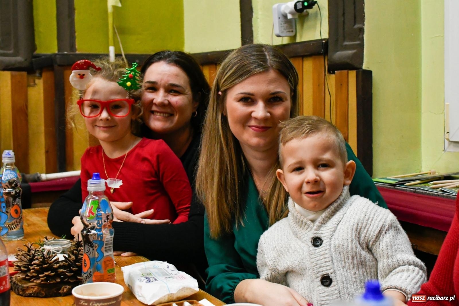 Zdjęcie w galerii na portalu naszraciborz.pl: Jak w wielkiej rodzinie. Borucin zaprosił mieszkańców gminy na spotkanie ze św. Mikołajem [FOTO i WIDEO] wiadomości z regionu