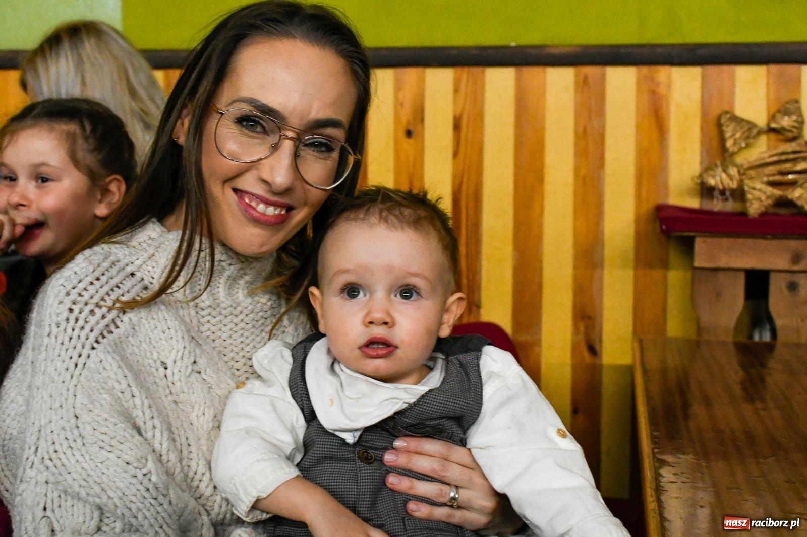 Zdjęcie w galerii na portalu naszraciborz.pl: Jak w wielkiej rodzinie. Borucin zaprosił mieszkańców gminy na spotkanie ze św. Mikołajem [FOTO i WIDEO] wiadomości z regionu