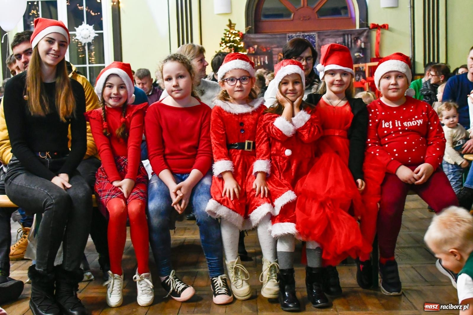 Zdjęcie w galerii na portalu naszraciborz.pl: Jak w wielkiej rodzinie. Borucin zaprosił mieszkańców gminy na spotkanie ze św. Mikołajem [FOTO i WIDEO] wiadomości z regionu