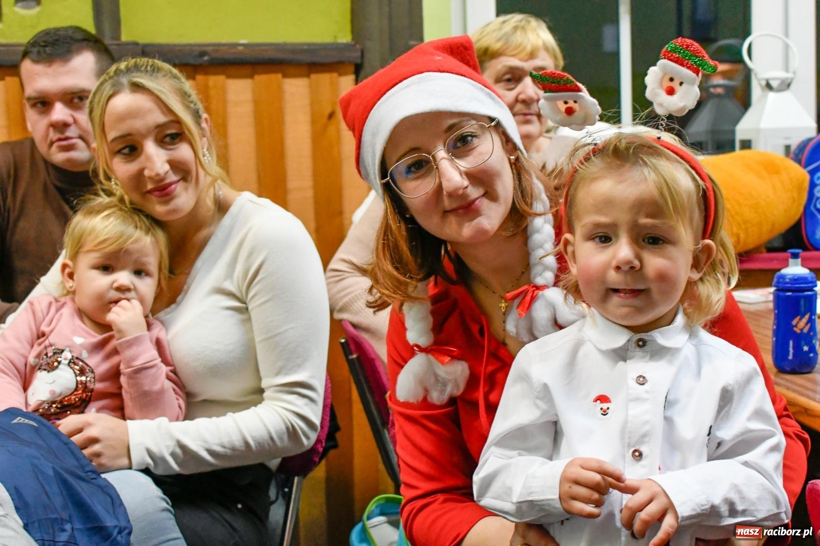 Zdjęcie w galerii na portalu naszraciborz.pl: Jak w wielkiej rodzinie. Borucin zaprosił mieszkańców gminy na spotkanie ze św. Mikołajem [FOTO i WIDEO] wiadomości z regionu