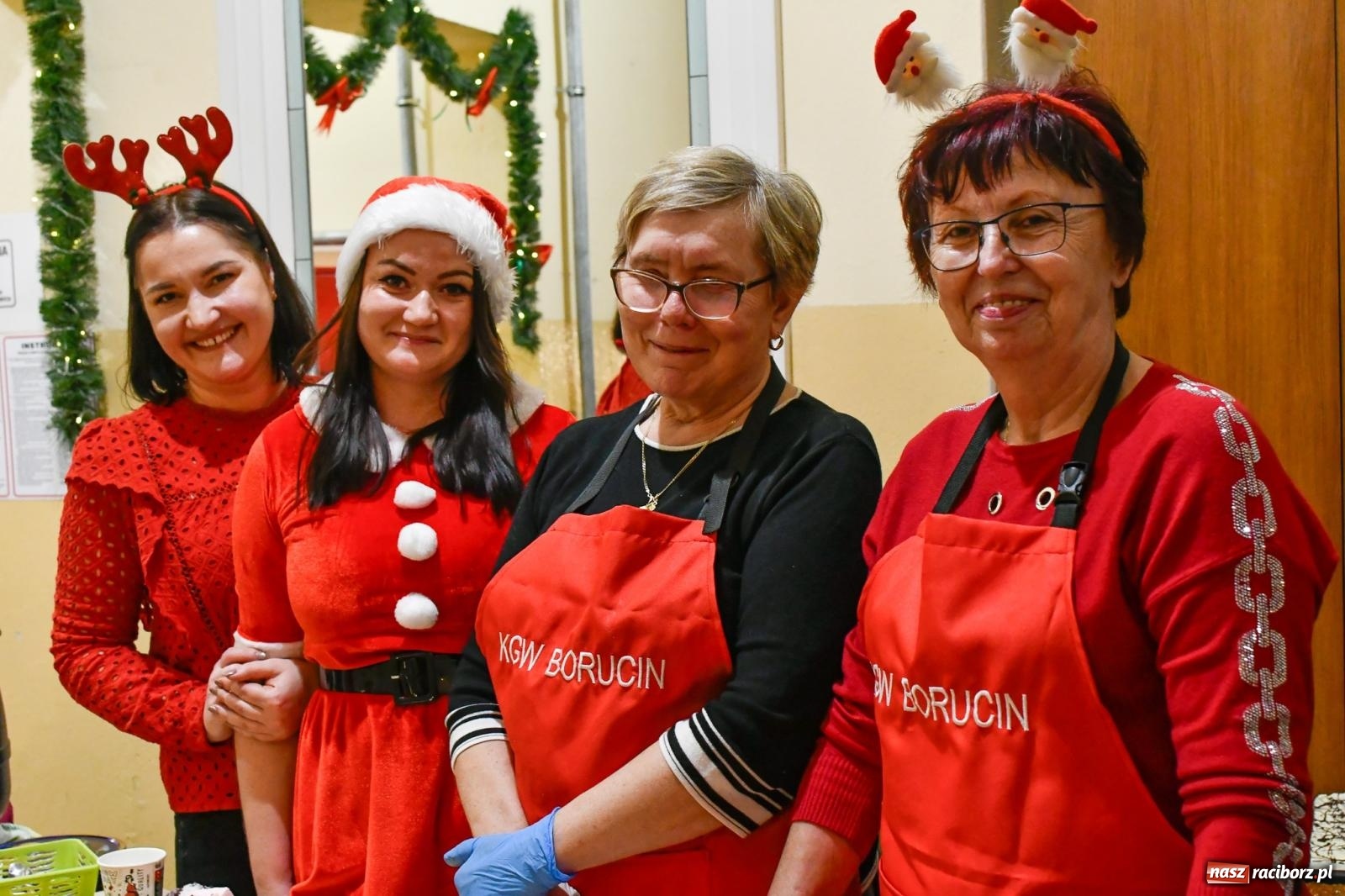 Zdjęcie w galerii na portalu naszraciborz.pl: Jak w wielkiej rodzinie. Borucin zaprosił mieszkańców gminy na spotkanie ze św. Mikołajem [FOTO i WIDEO] wiadomości z regionu