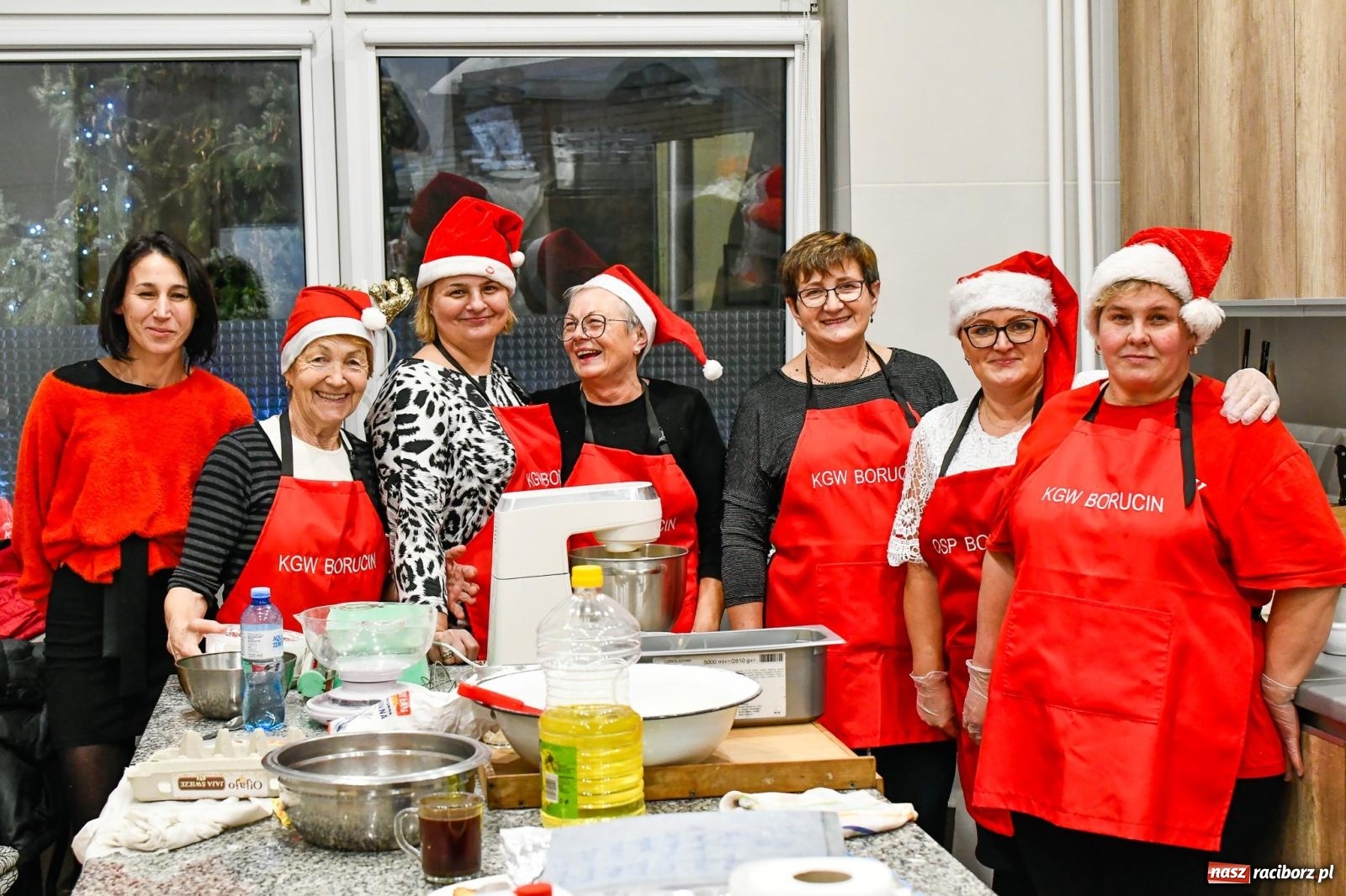 Zdjęcie w galerii na portalu naszraciborz.pl: Jak w wielkiej rodzinie. Borucin zaprosił mieszkańców gminy na spotkanie ze św. Mikołajem [FOTO i WIDEO] wiadomości z regionu