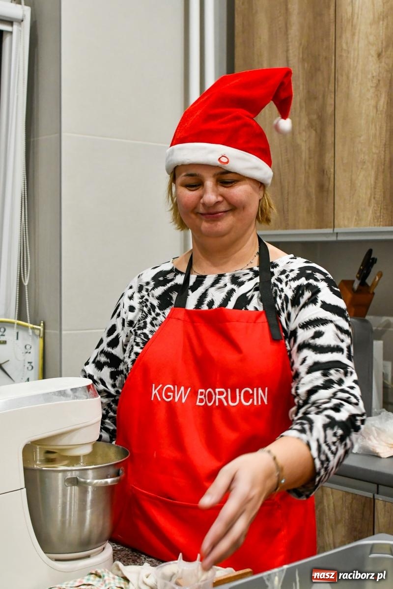Zdjęcie w galerii na portalu naszraciborz.pl: Jak w wielkiej rodzinie. Borucin zaprosił mieszkańców gminy na spotkanie ze św. Mikołajem [FOTO i WIDEO] wiadomości z regionu