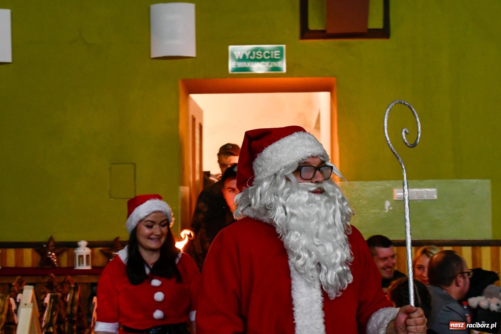 Zdjęcie w galerii na portalu naszraciborz.pl: Jak w wielkiej rodzinie. Borucin zaprosił mieszkańców gminy na spotkanie ze św. Mikołajem [FOTO i WIDEO] wiadomości z regionu
