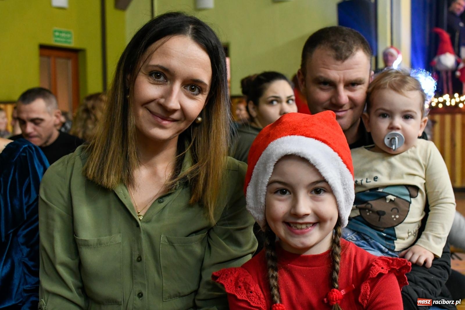 Zdjęcie w galerii na portalu naszraciborz.pl: Jak w wielkiej rodzinie. Borucin zaprosił mieszkańców gminy na spotkanie ze św. Mikołajem [FOTO i WIDEO] wiadomości z regionu