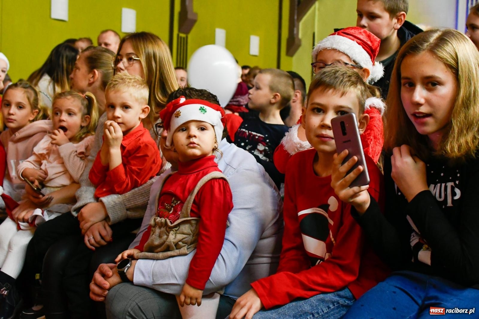 Zdjęcie w galerii na portalu naszraciborz.pl: Jak w wielkiej rodzinie. Borucin zaprosił mieszkańców gminy na spotkanie ze św. Mikołajem [FOTO i WIDEO] wiadomości z regionu
