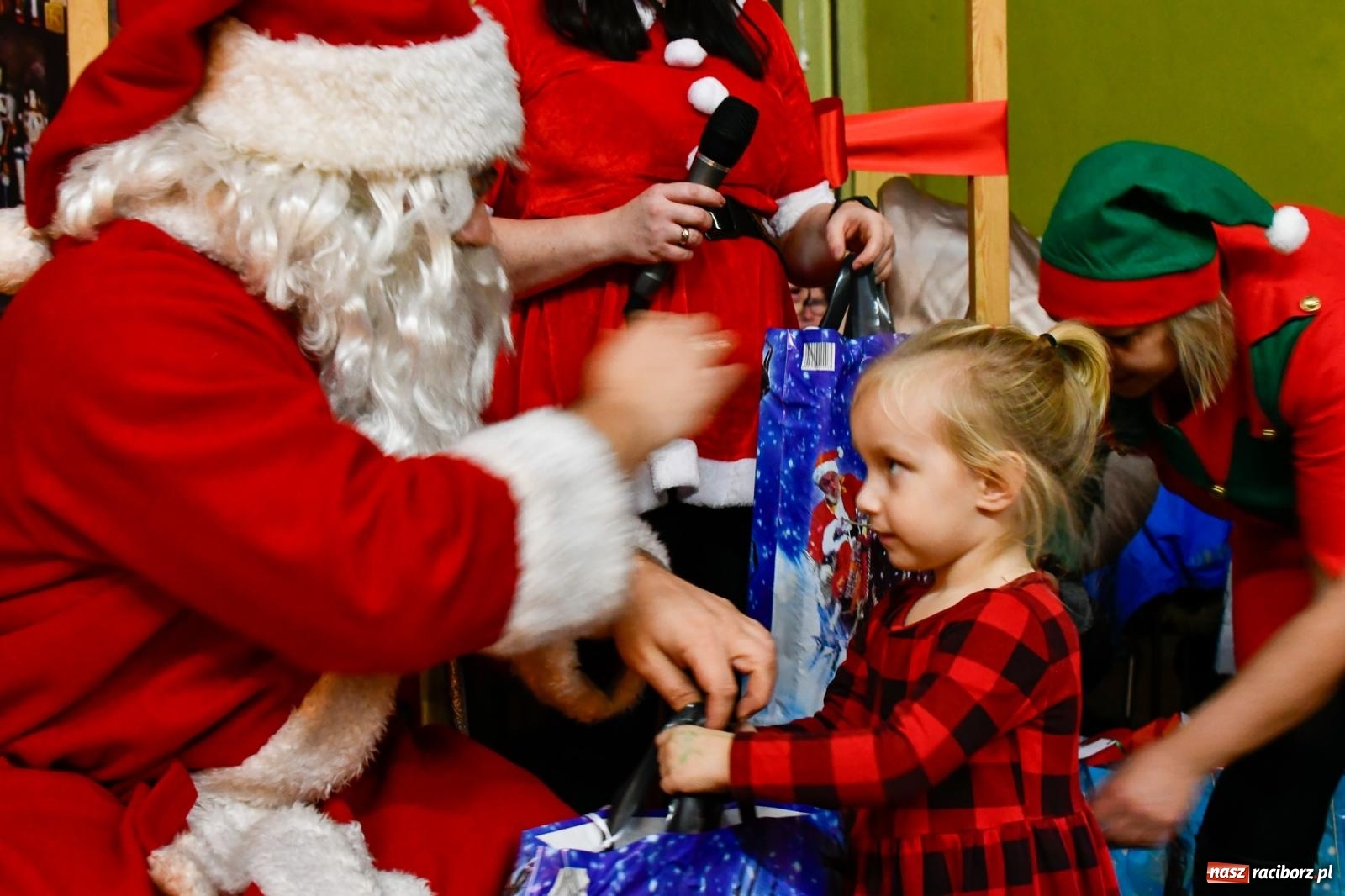 Zdjęcie w galerii na portalu naszraciborz.pl: Jak w wielkiej rodzinie. Borucin zaprosił mieszkańców gminy na spotkanie ze św. Mikołajem [FOTO i WIDEO] wiadomości z regionu