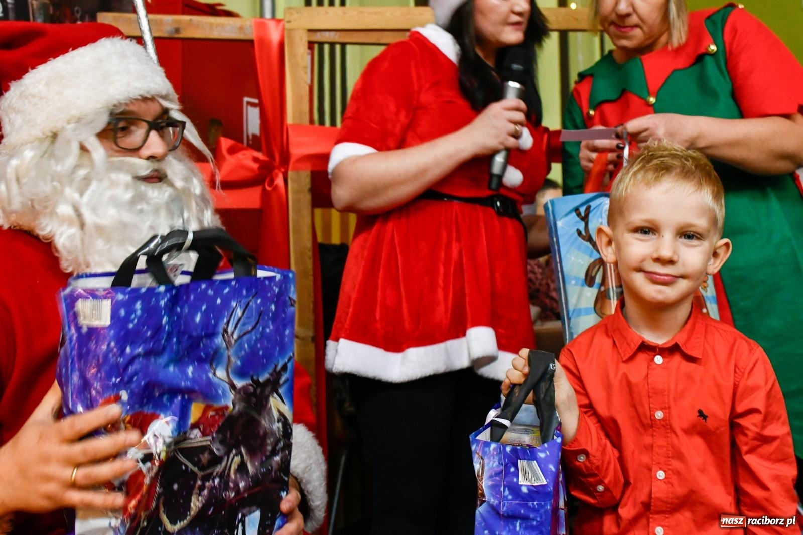 Zdjęcie w galerii na portalu naszraciborz.pl: Jak w wielkiej rodzinie. Borucin zaprosił mieszkańców gminy na spotkanie ze św. Mikołajem [FOTO i WIDEO] wiadomości z regionu
