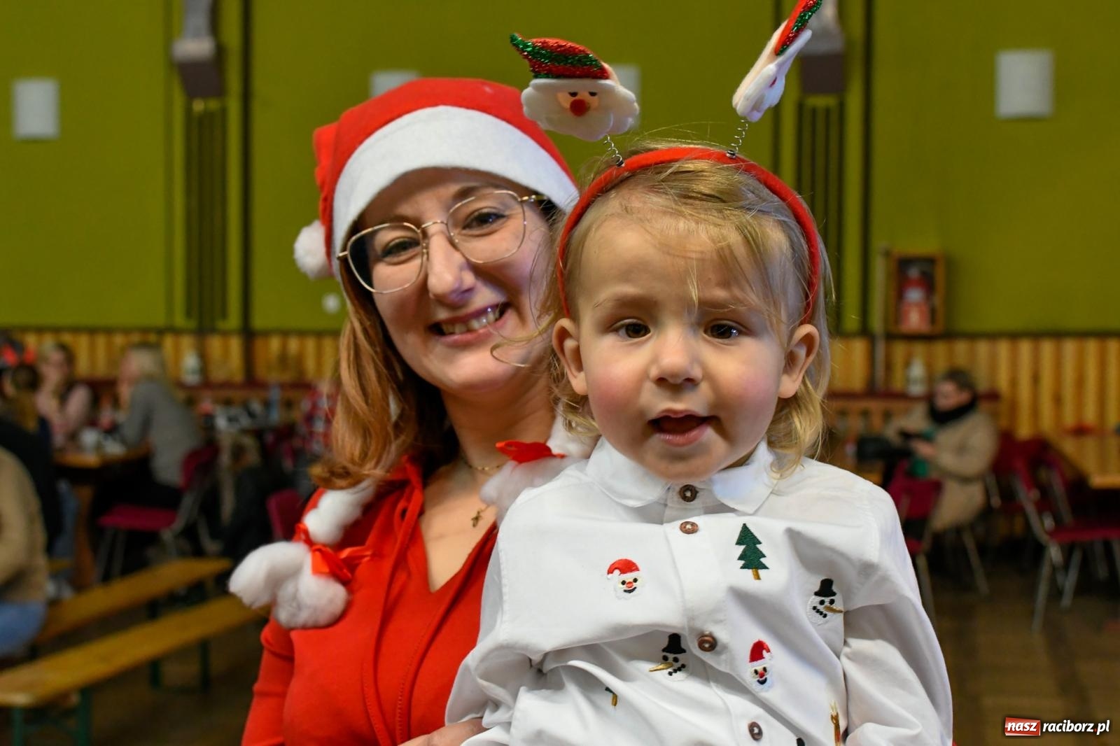 Zdjęcie w galerii na portalu naszraciborz.pl: Jak w wielkiej rodzinie. Borucin zaprosił mieszkańców gminy na spotkanie ze św. Mikołajem [FOTO i WIDEO] wiadomości z regionu