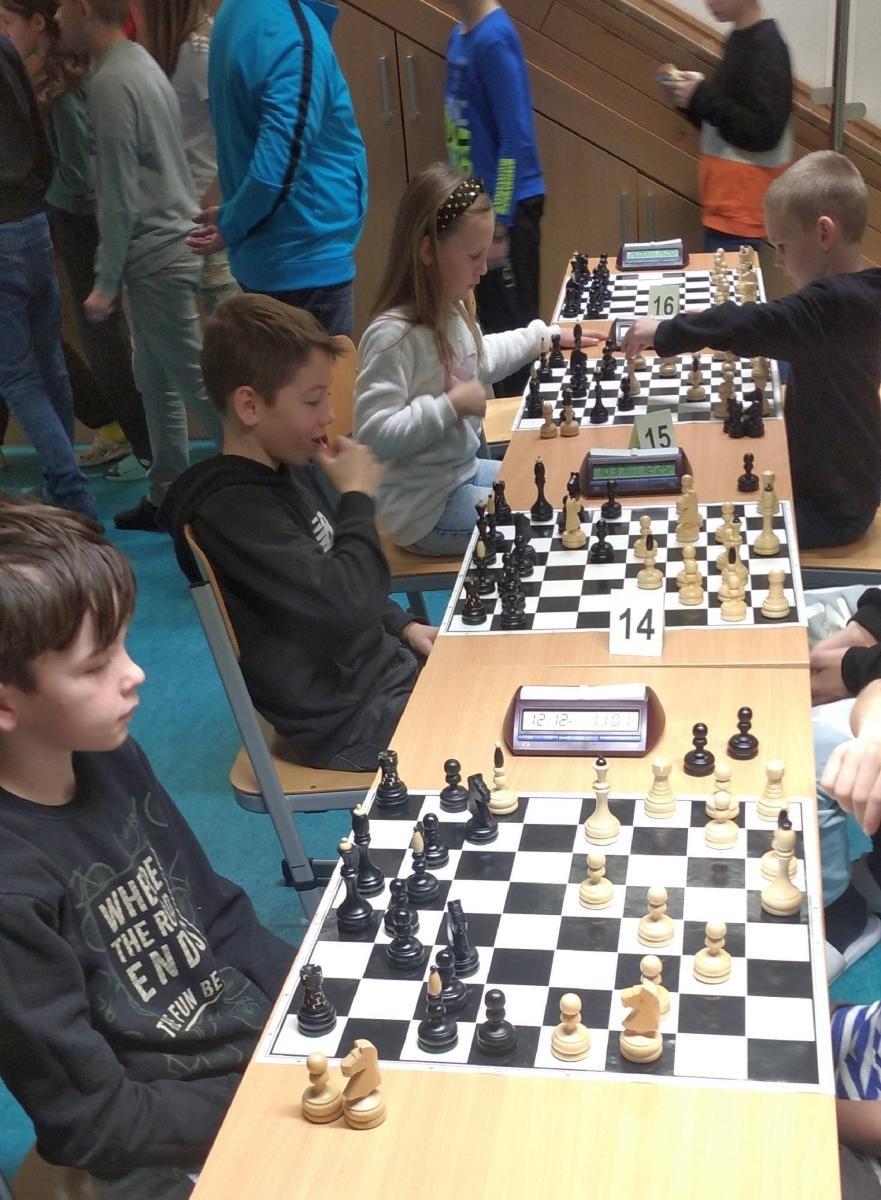 Zdjęcie w galerii na portalu naszraciborz.pl: Ekipa z Tworkowa na turnieju szachowym w Czechach wiadomości z regionu