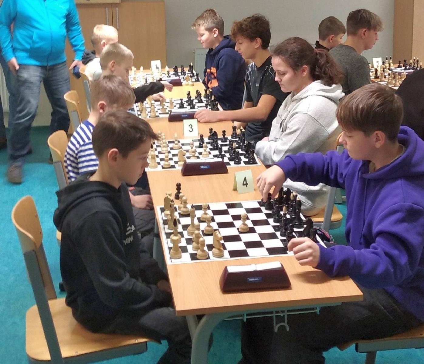 Zdjęcie w galerii na portalu naszraciborz.pl: Ekipa z Tworkowa na turnieju szachowym w Czechach wiadomości z regionu