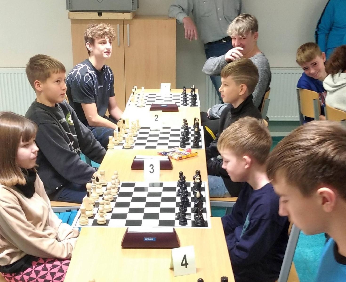 Zdjęcie w galerii na portalu naszraciborz.pl: Ekipa z Tworkowa na turnieju szachowym w Czechach wiadomości z regionu