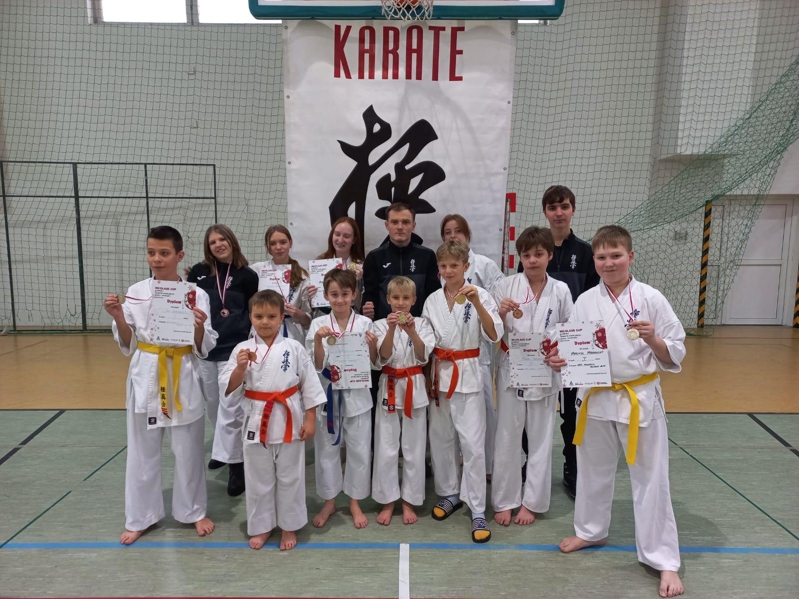 Zdjęcie w galerii na portalu naszraciborz.pl: Turniej mikołajkowy młodych raciborskich karateków wiadomości z regionu