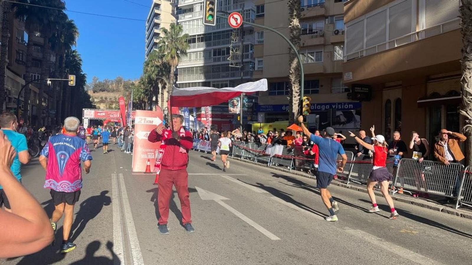 Zdjęcie w galerii na portalu naszraciborz.pl: Raciborzanie pobiegli na Generali Maraton Málaga wiadomości z regionu