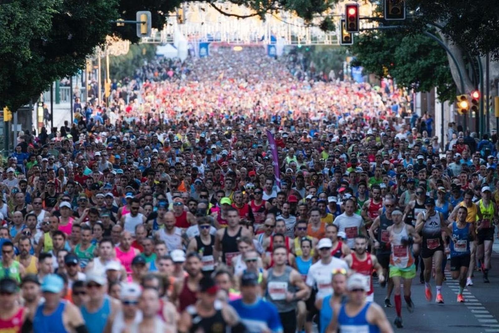 Zdjęcie w galerii na portalu naszraciborz.pl: Raciborzanie pobiegli na Generali Maraton Málaga wiadomości z regionu