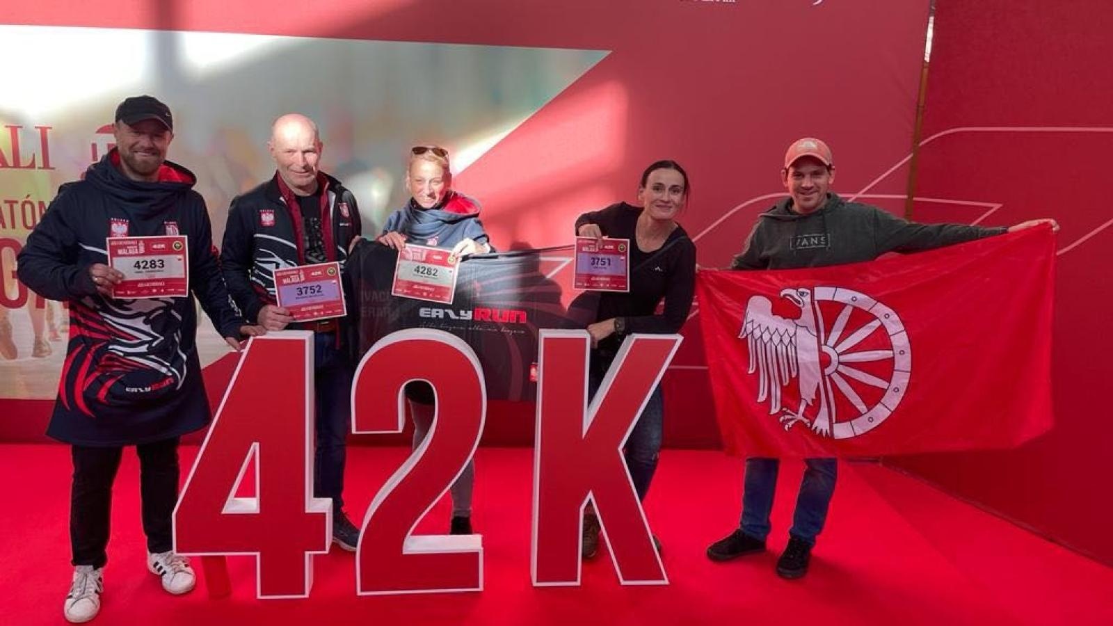 Zdjęcie w galerii na portalu naszraciborz.pl: Raciborzanie pobiegli na Generali Maraton Málaga wiadomości z regionu