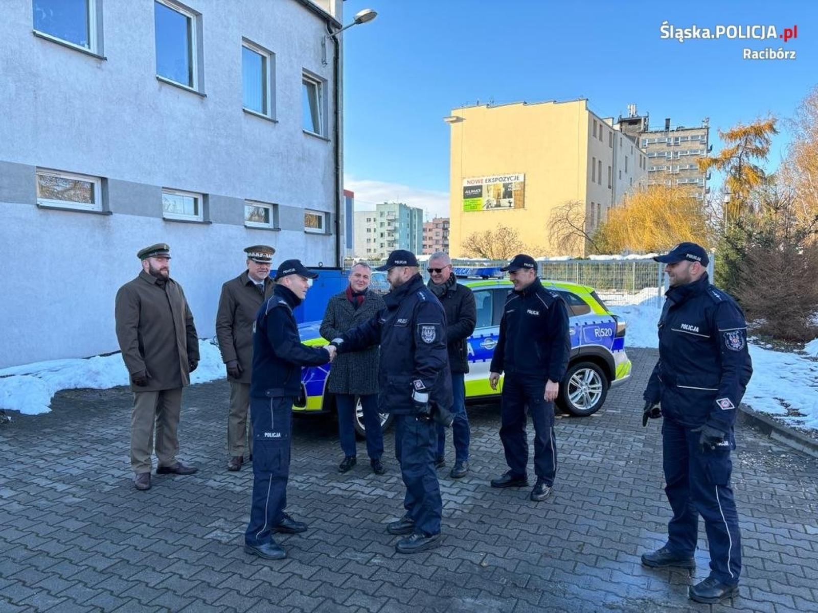 Zdjęcie w galerii na portalu naszraciborz.pl: Nowy radiowóz dla raciborskiej komendy policji wiadomości z regionu