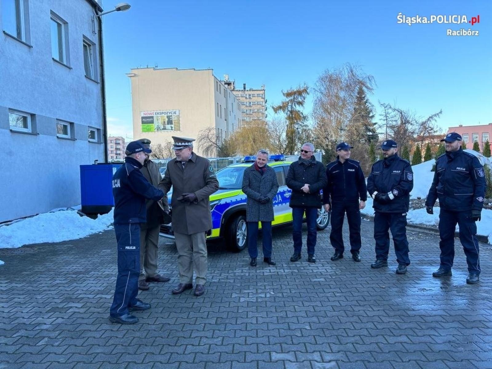 Zdjęcie w galerii na portalu naszraciborz.pl: Nowy radiowóz dla raciborskiej komendy policji wiadomości z regionu