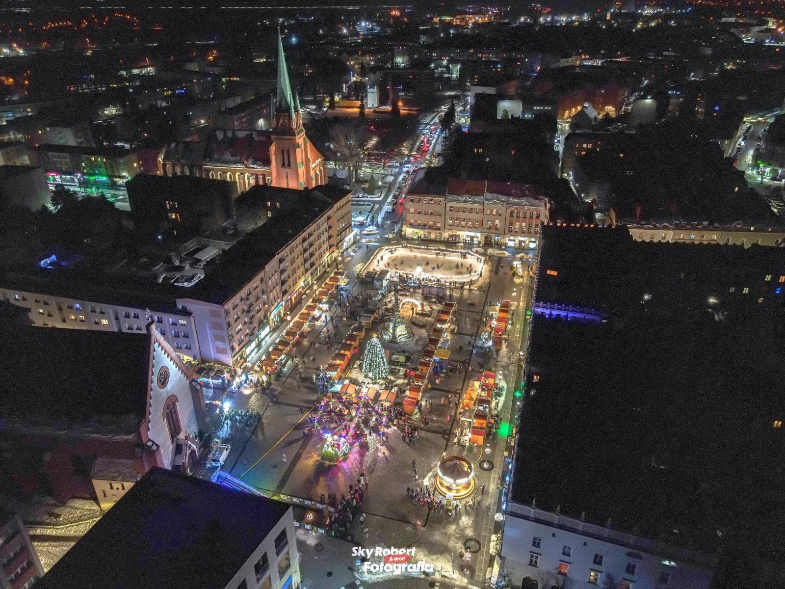 Zdjęcie w galerii na portalu naszraciborz.pl: Świąteczny raciborski jarmark z lotu ptaka [FOTO] wiadomości z regionu