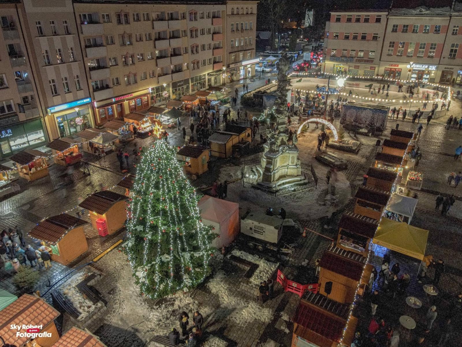 Zdjęcie w galerii na portalu naszraciborz.pl: Świąteczny raciborski jarmark z lotu ptaka [FOTO] wiadomości z regionu