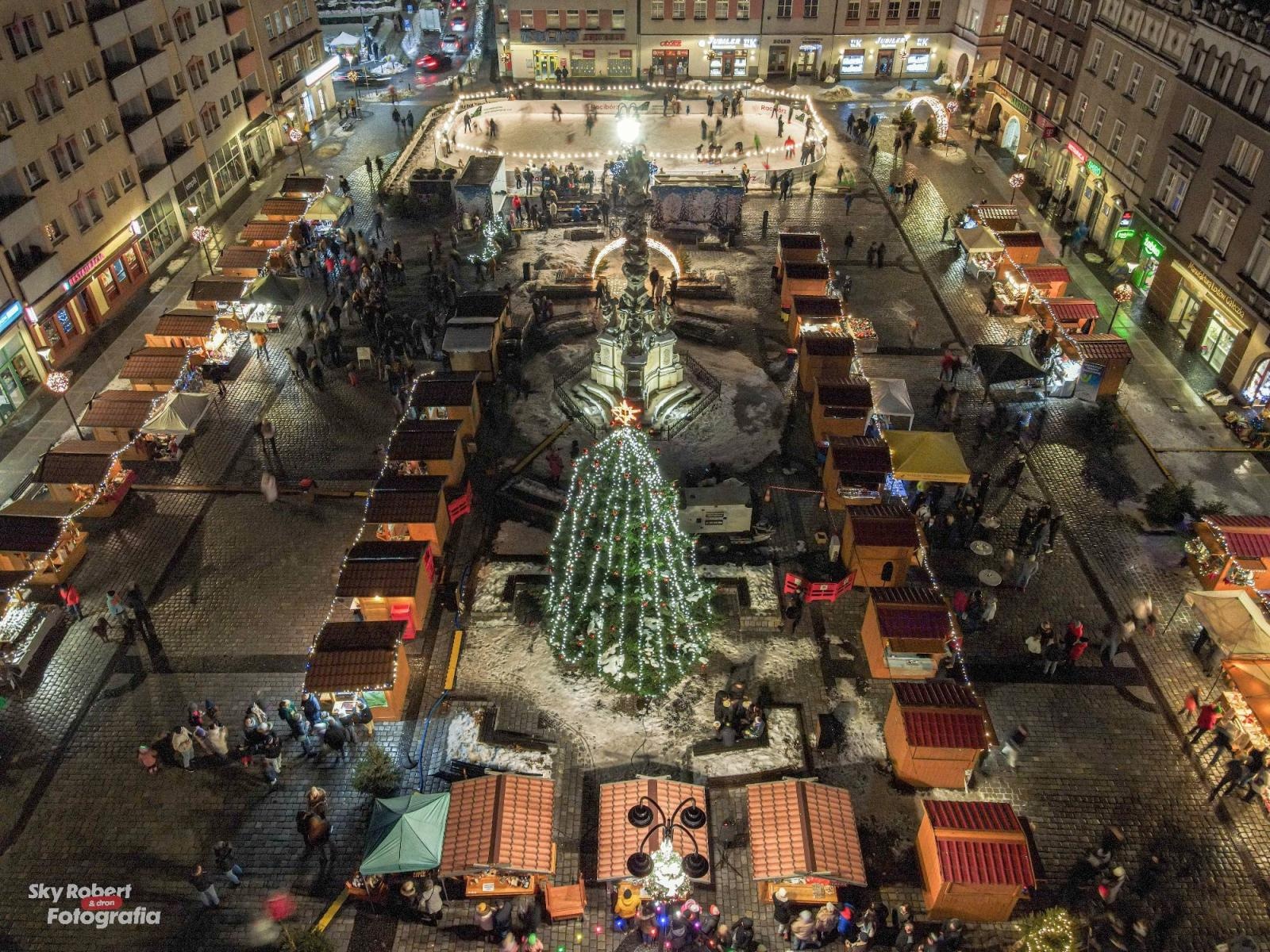 Zdjęcie w galerii na portalu naszraciborz.pl: Świąteczny raciborski jarmark z lotu ptaka [FOTO] wiadomości z regionu