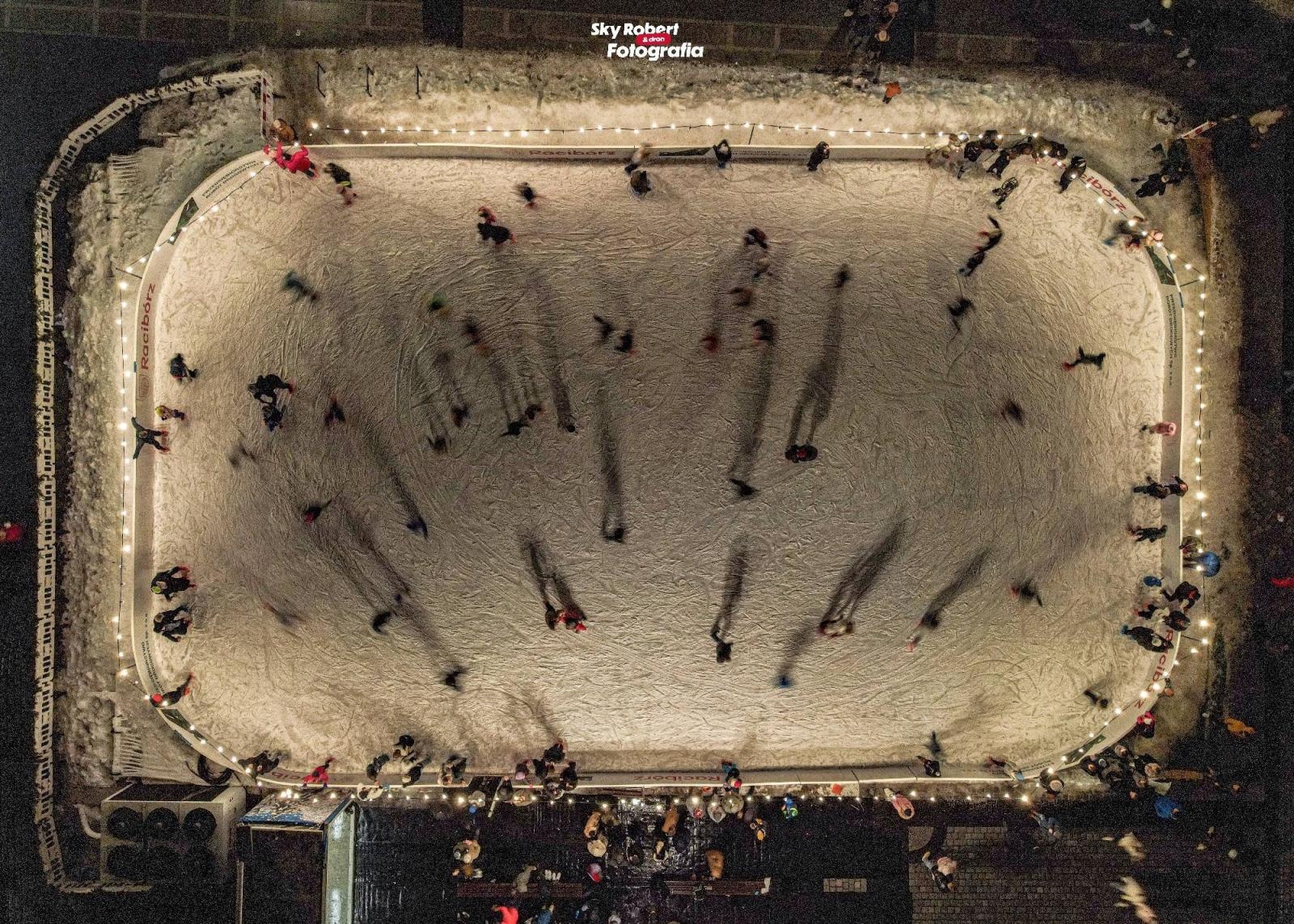 Zdjęcie w galerii na portalu naszraciborz.pl: Świąteczny raciborski jarmark z lotu ptaka [FOTO] wiadomości z regionu