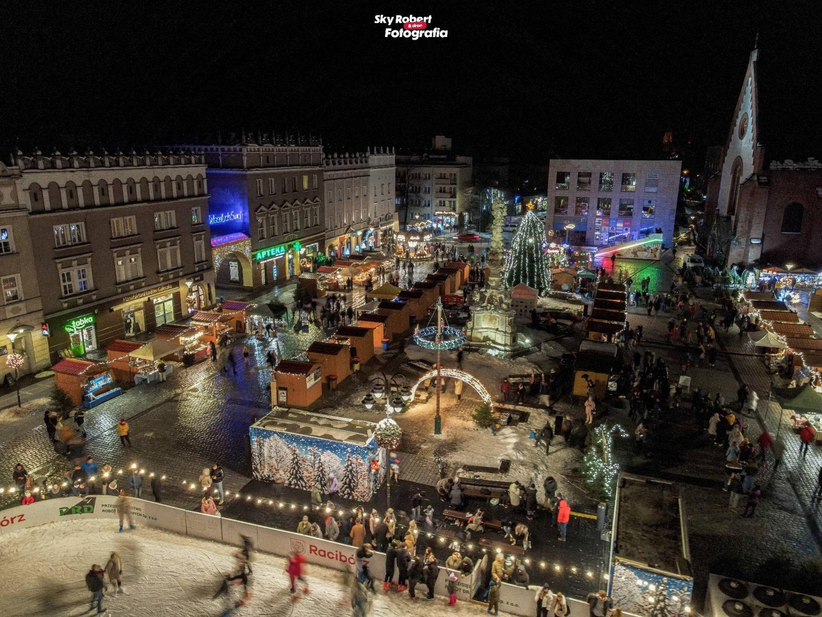 Zdjęcie w galerii na portalu naszraciborz.pl: Świąteczny raciborski jarmark z lotu ptaka [FOTO] wiadomości z regionu