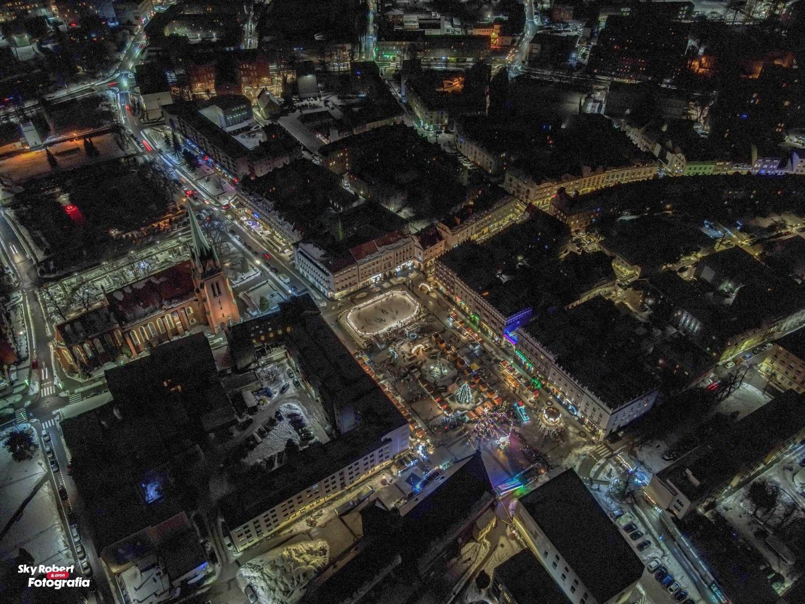Zdjęcie w galerii na portalu naszraciborz.pl: Świąteczny raciborski jarmark z lotu ptaka [FOTO] wiadomości z regionu