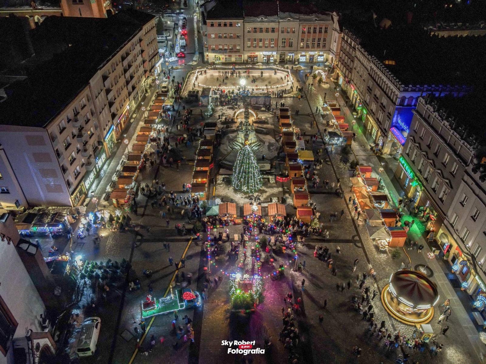 Zdjęcie w galerii na portalu naszraciborz.pl: Świąteczny raciborski jarmark z lotu ptaka [FOTO] wiadomości z regionu
