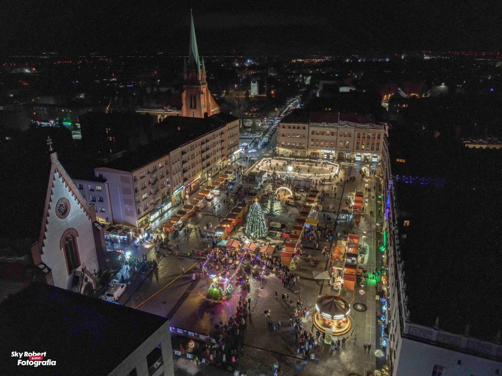 Zdjęcie w galerii na portalu naszraciborz.pl: Świąteczny raciborski jarmark z lotu ptaka [FOTO] wiadomości z regionu