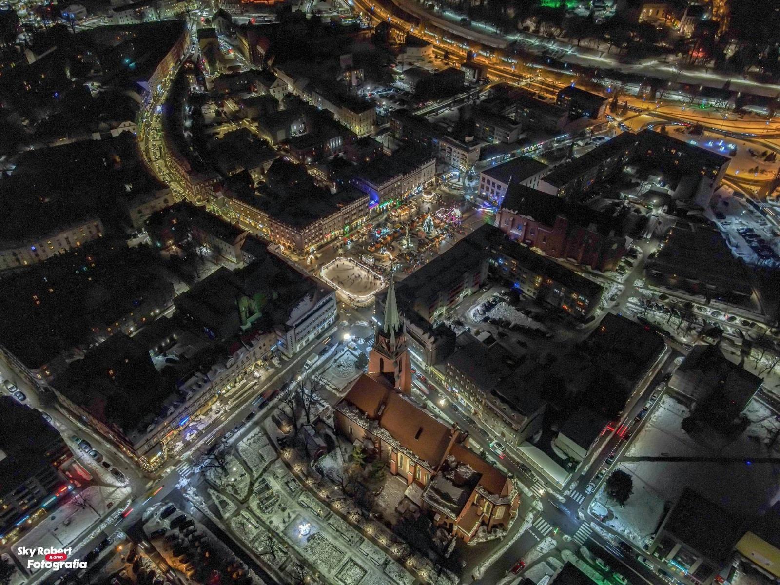 Zdjęcie w galerii na portalu naszraciborz.pl: Świąteczny raciborski jarmark z lotu ptaka [FOTO] wiadomości z regionu