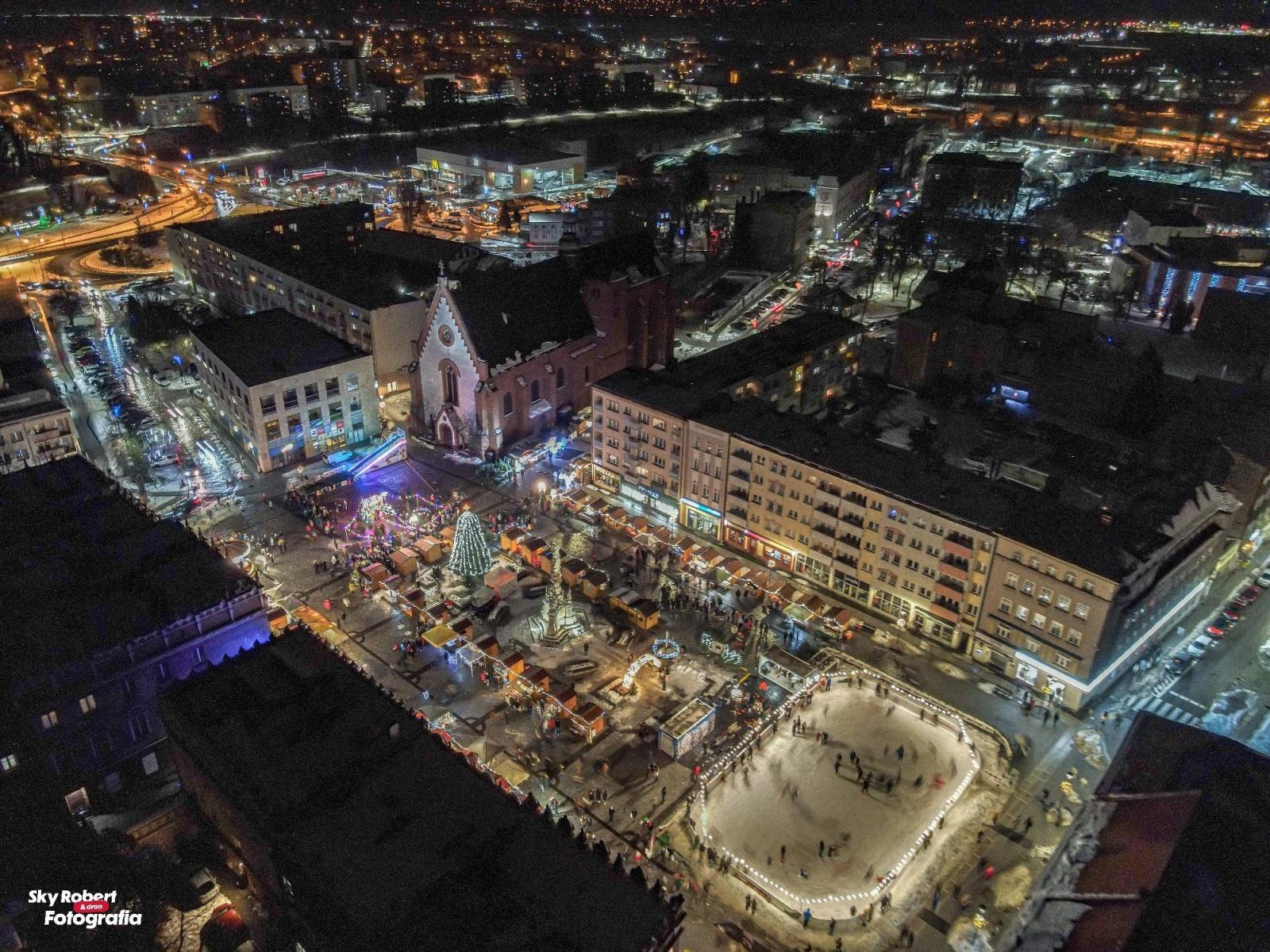 Zdjęcie w galerii na portalu naszraciborz.pl: Świąteczny raciborski jarmark z lotu ptaka [FOTO] wiadomości z regionu