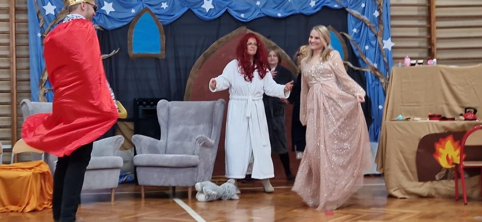 Zdjęcie w galerii na portalu naszraciborz.pl: Kopciuszek hitem kiermaszu w Szonowicach wiadomości z regionu