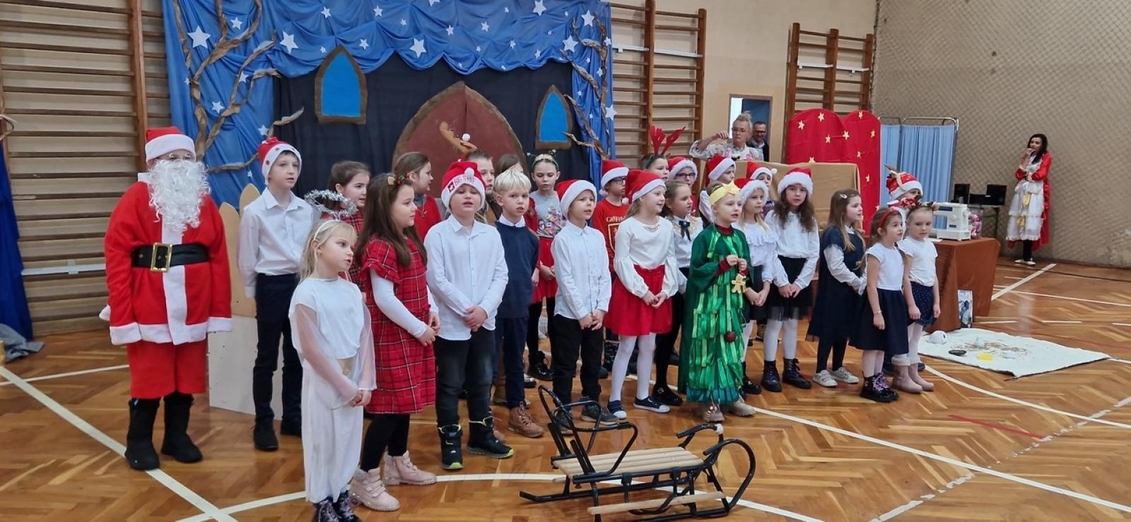 Zdjęcie w galerii na portalu naszraciborz.pl: Kopciuszek hitem kiermaszu w Szonowicach wiadomości z regionu