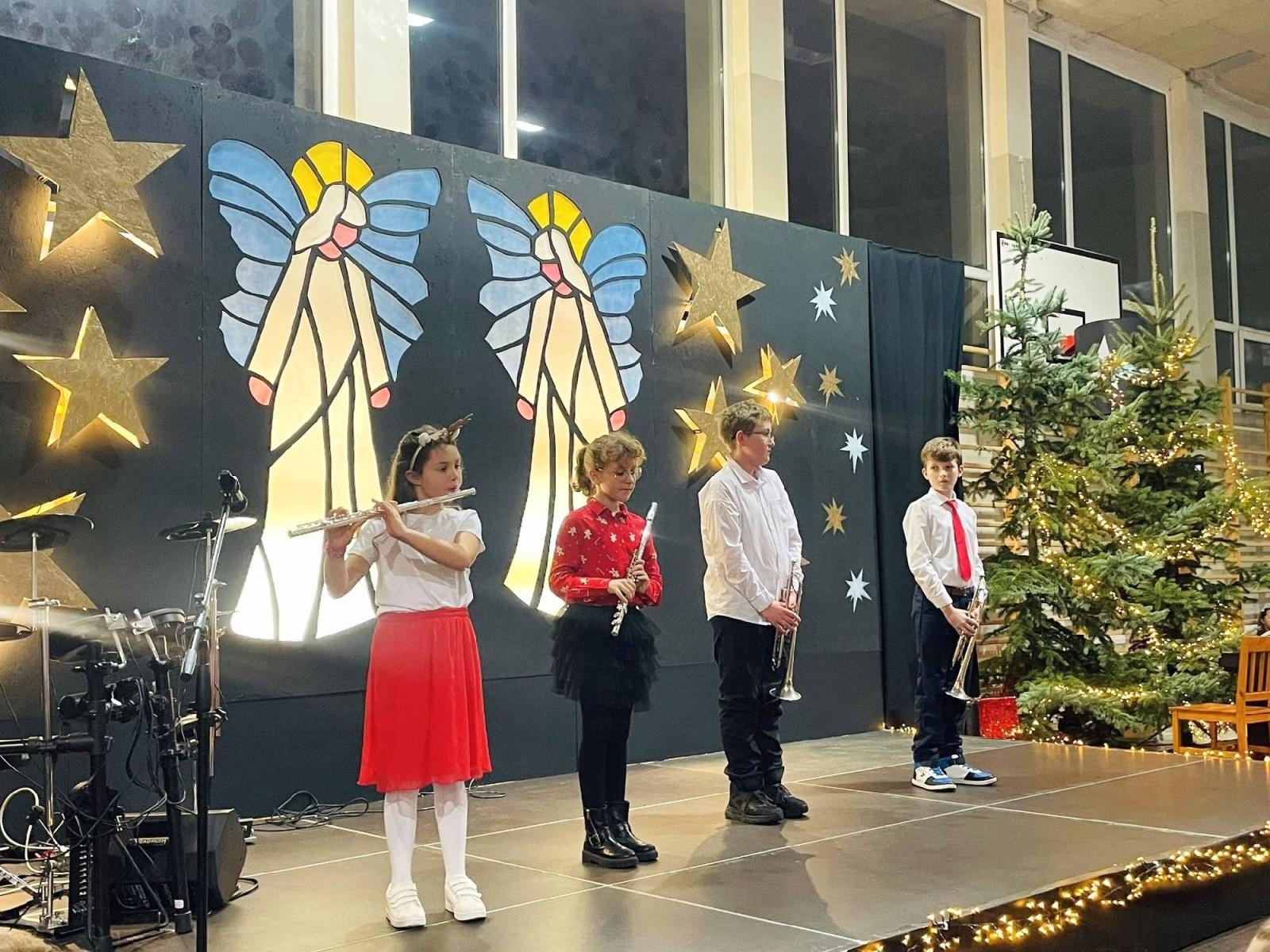 Zdjęcie w galerii na portalu naszraciborz.pl: Tłumy na Jarmarku w SP 1 na Ostrogu wiadomości z regionu