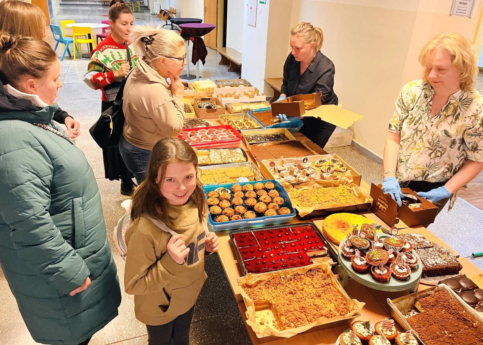 Zdjęcie w galerii na portalu naszraciborz.pl: Tłumy na Jarmarku w SP 1 na Ostrogu wiadomości z regionu