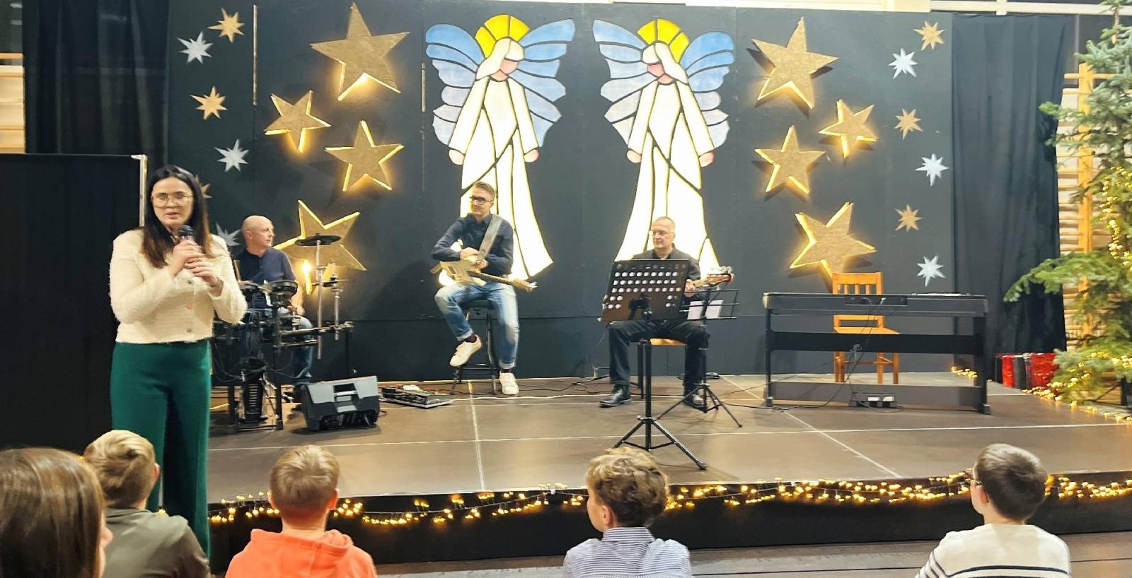 Zdjęcie w galerii na portalu naszraciborz.pl: Tłumy na Jarmarku w SP 1 na Ostrogu wiadomości z regionu