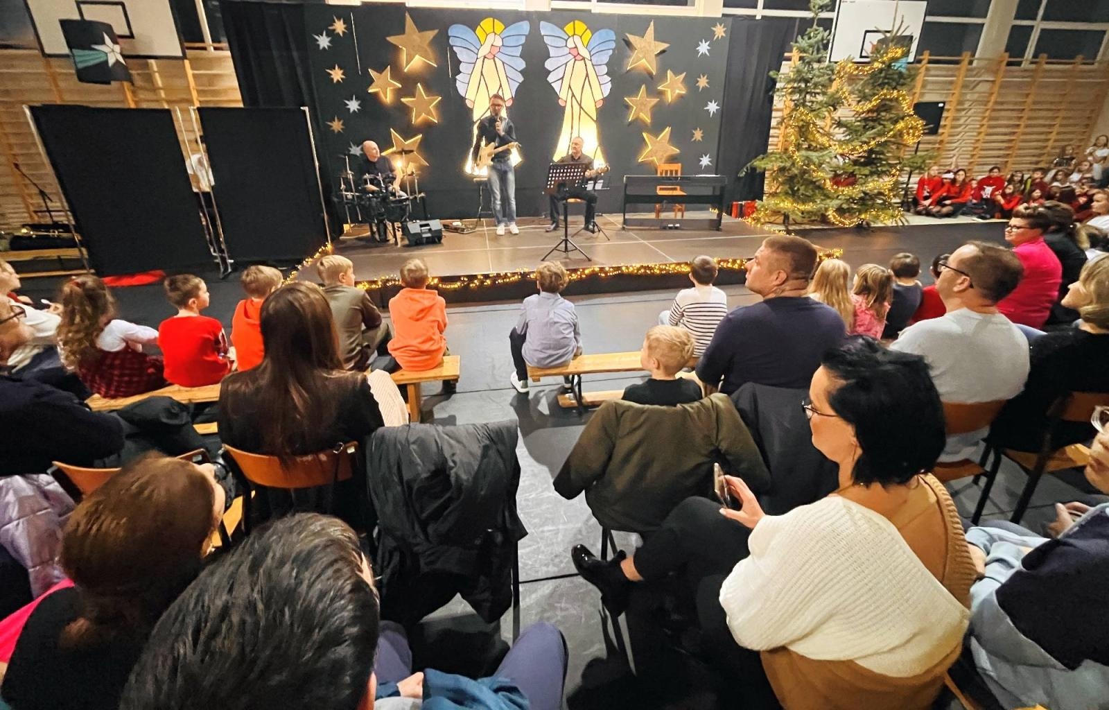 Zdjęcie w galerii na portalu naszraciborz.pl: Tłumy na Jarmarku w SP 1 na Ostrogu wiadomości z regionu