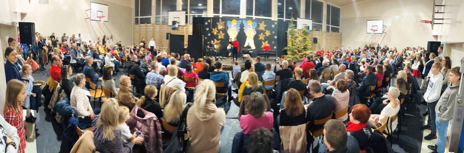 Zdjęcie w galerii na portalu naszraciborz.pl: Tłumy na Jarmarku w SP 1 na Ostrogu wiadomości z regionu