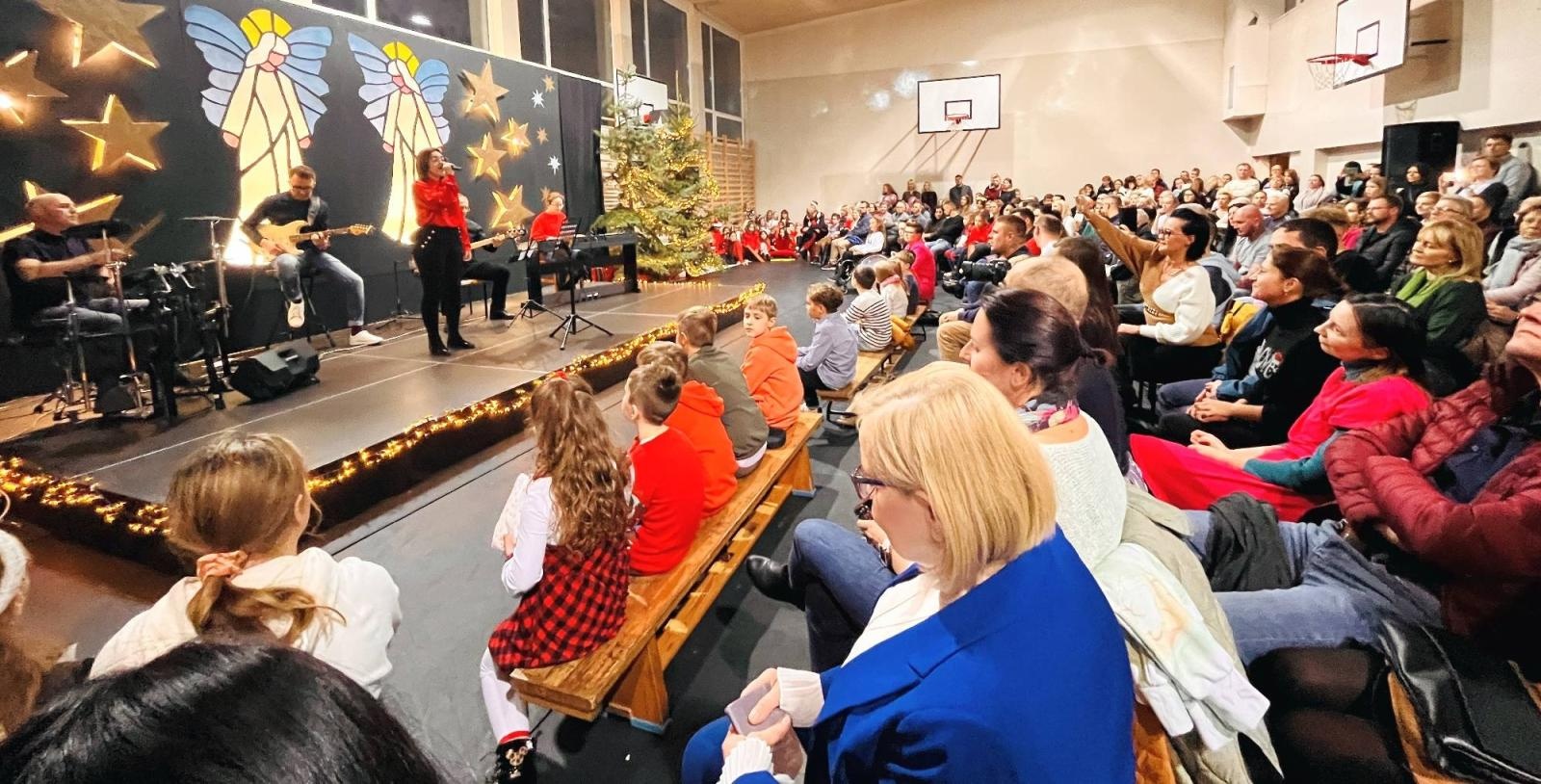 Zdjęcie w galerii na portalu naszraciborz.pl: Tłumy na Jarmarku w SP 1 na Ostrogu wiadomości z regionu