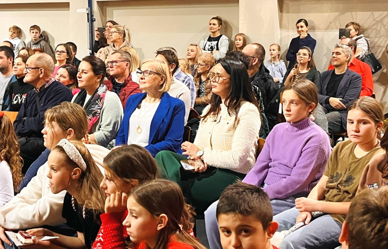 Zdjęcie w galerii na portalu naszraciborz.pl: Tłumy na Jarmarku w SP 1 na Ostrogu wiadomości z regionu